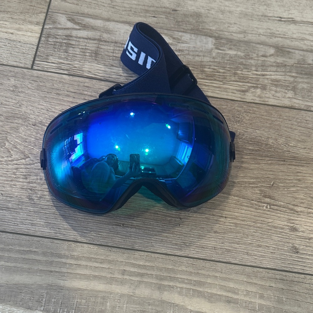 Reflective Blue Ski Goggles